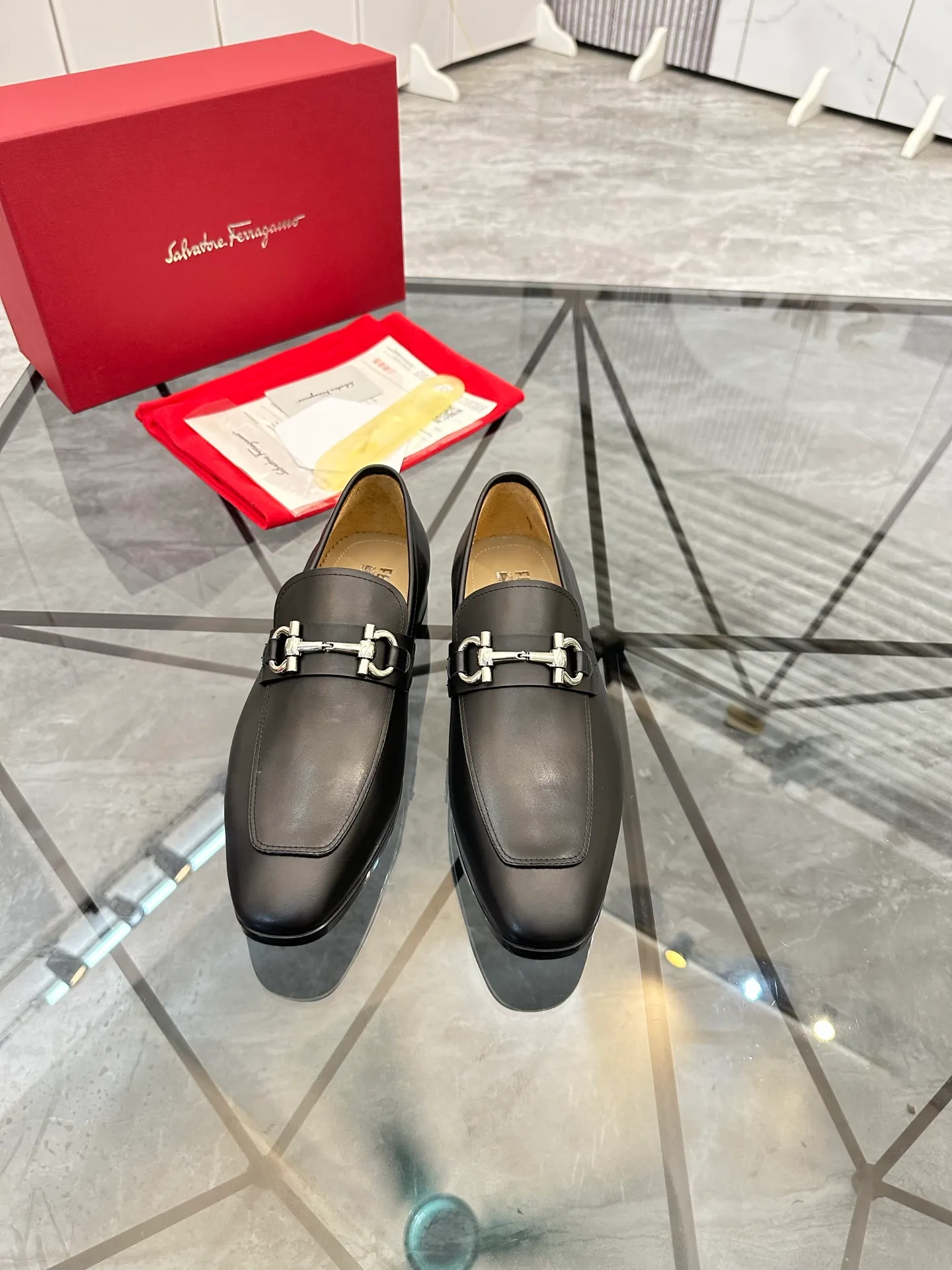 Men's shoes: 💰P640¥ High-end quality Product trademark: Ferragamo* "Ferragamo*" leather shoes Regular size: 38-44 (can be customized to 45.46.) Product materials: imported first-layer cowhide leather upper, cowhide lining, original outsole. Number: 688